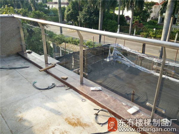 別墅玻璃不銹鋼樓梯欄桿立柱施工現(xiàn)場(chǎng)3