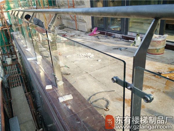 別墅玻璃不銹鋼樓梯欄桿立柱施工現(xiàn)場(chǎng)細(xì)節(jié)圖