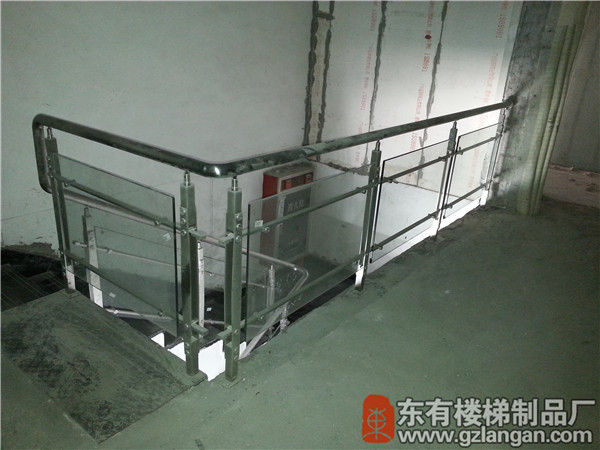 4S店二樓不銹鋼玻樓梯護欄現(xiàn)場