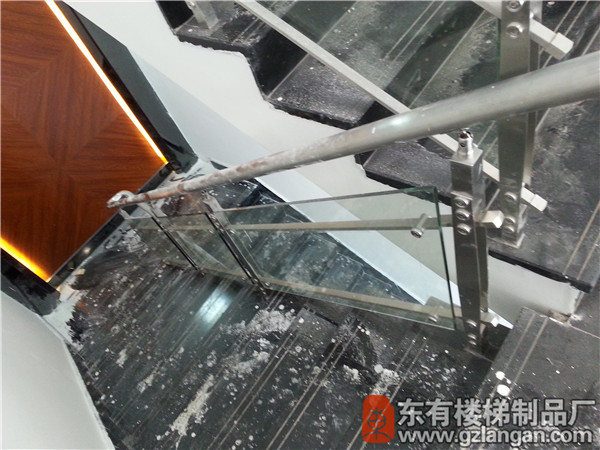 4S店二樓不銹鋼玻樓梯護欄施工現(xiàn)場