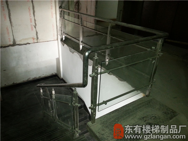 4S店二樓不銹鋼玻樓梯護欄施工完成