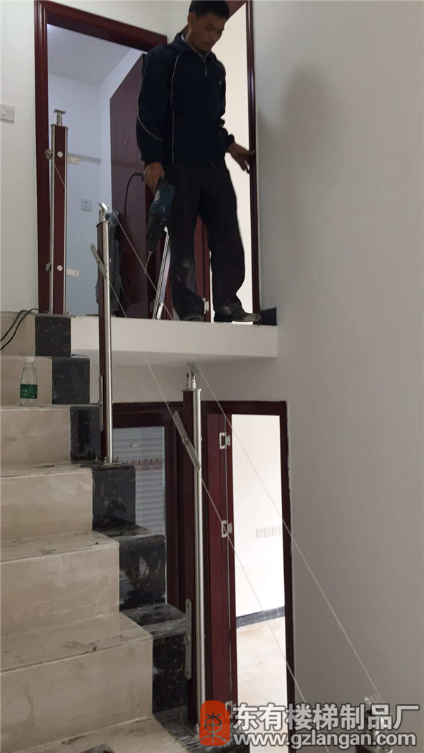 別墅不銹鋼夾木玻璃扶手施工現場2