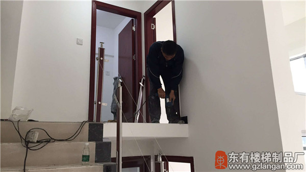 別墅不銹鋼夾木玻璃扶手安裝現場5