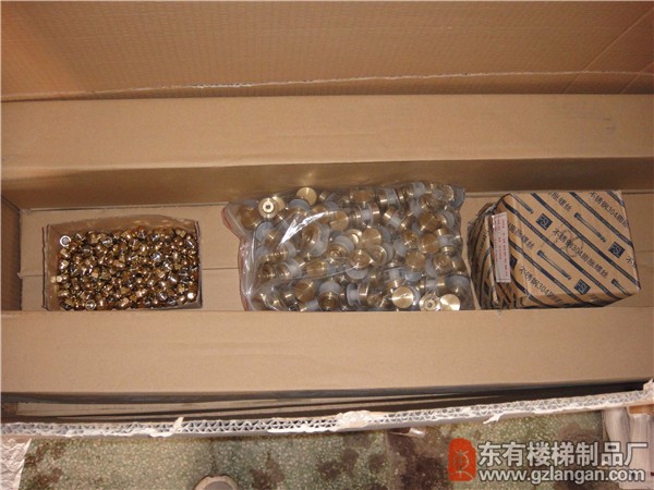 不銹鋼夾木玻璃樓梯立柱DY-8211加厚配件