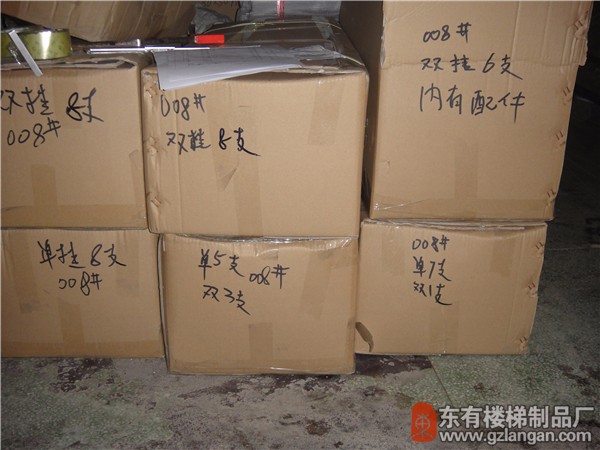 不銹鋼夾木玻璃樓梯立柱DY-8211包裝發貨