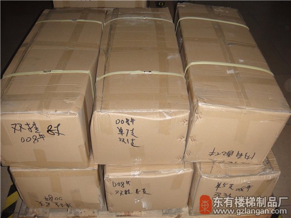 不銹鋼夾木玻璃樓梯立柱DY-8211結實包裝發貨