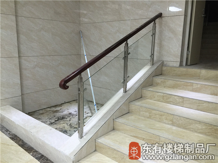 工人師傅已經(jīng)安裝完成玻璃