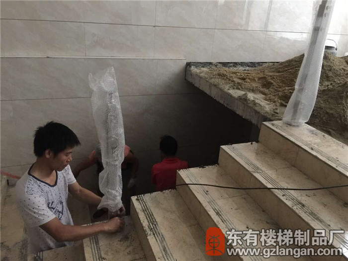 工人師傅正在安裝立柱