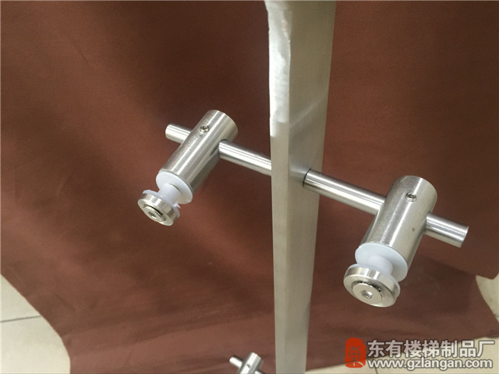 砂銀不銹鋼工程玻璃扶手立柱DY-8145（1.2mm厚穿管管件）