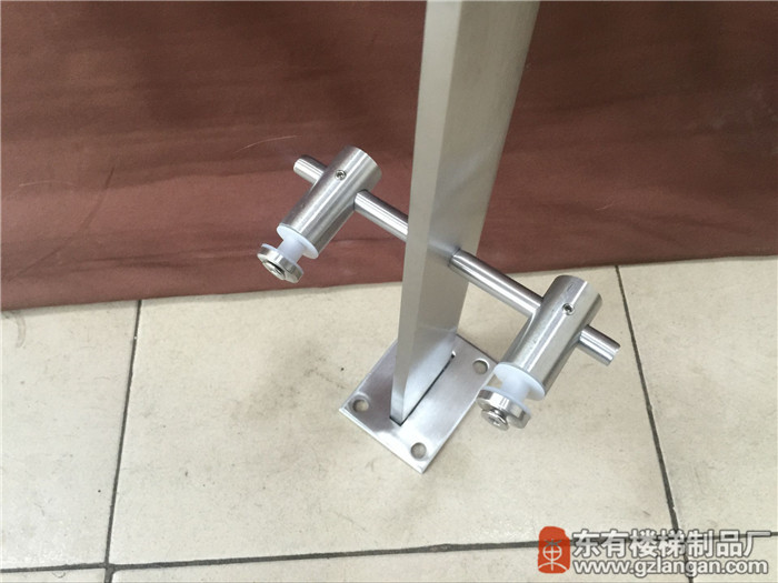 砂銀不銹鋼工程玻璃扶手立柱DY-8145厚穿管管件