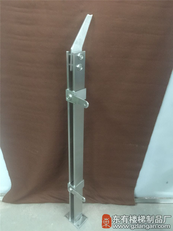 不銹鋼陽臺玻璃欄桿立柱DY-8151（45度側視實拍）