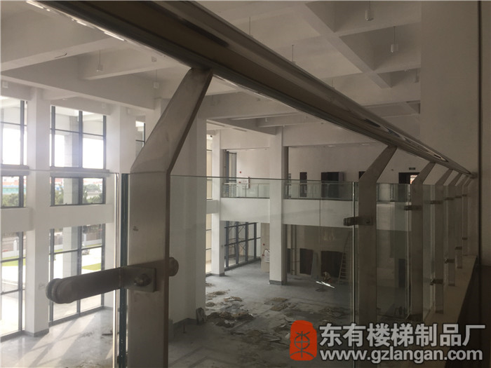 海珠區海事法院不銹鋼玻璃欄桿 實拍5mm精磨持件