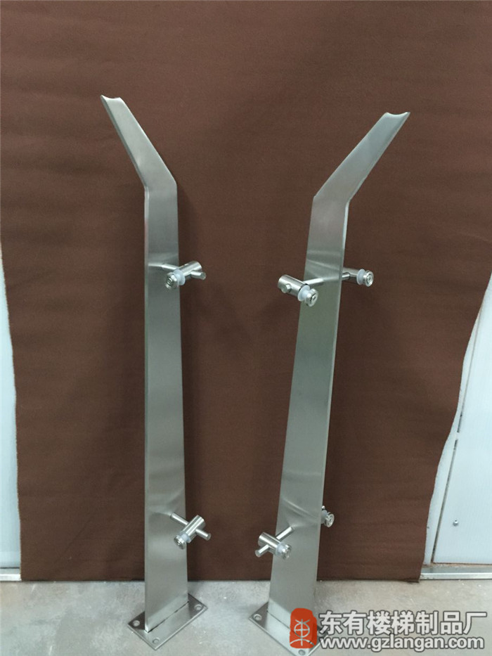 客戶定制款梯形單扁穿管不銹鋼立柱DIY-002側視45度角