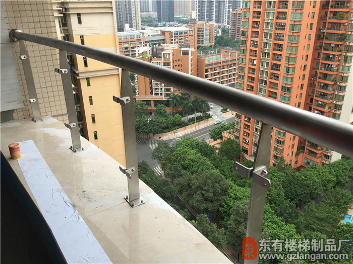 海濱花園陽臺欄桿安裝不銹鋼立柱2