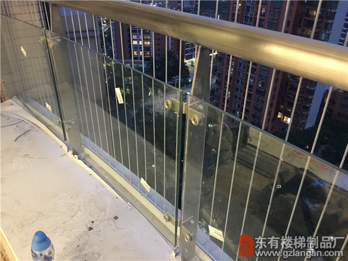 海濱花園陽臺欄桿安裝玻璃完成1