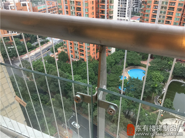 海濱花園陽臺欄桿安裝玻璃完成3