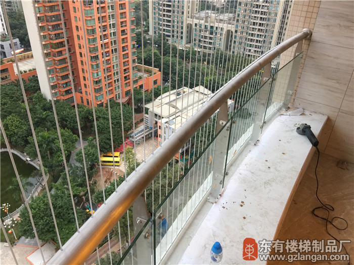 海濱花園陽臺欄桿安裝玻璃完成2