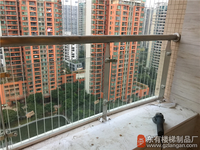 海濱花園陽臺欄桿安裝玻璃完成4