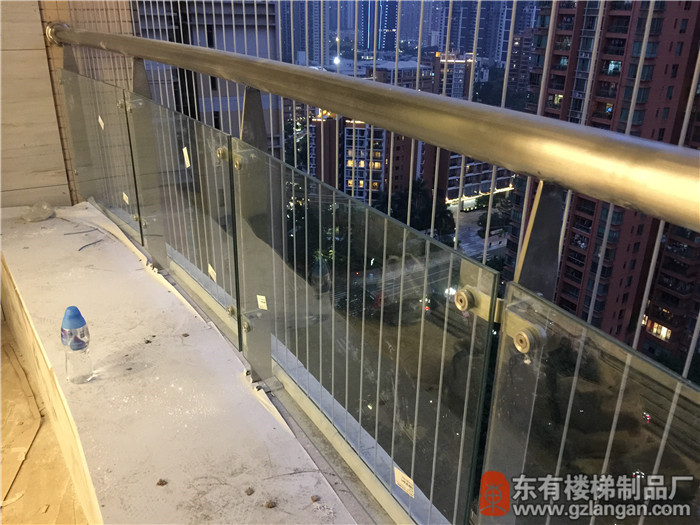 海濱花園陽臺欄桿安裝玻璃完成5
