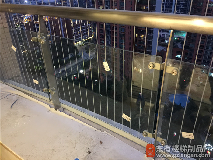海濱花園陽臺欄桿安裝玻璃完成7