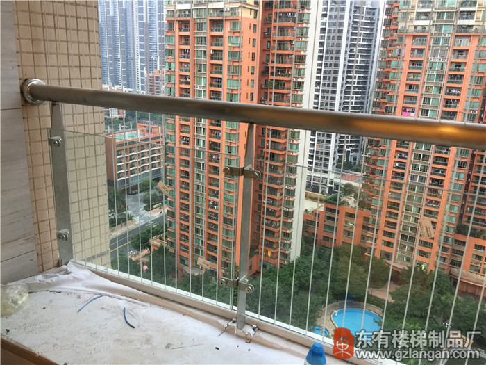 海濱花園陽臺欄桿安裝玻璃完成6