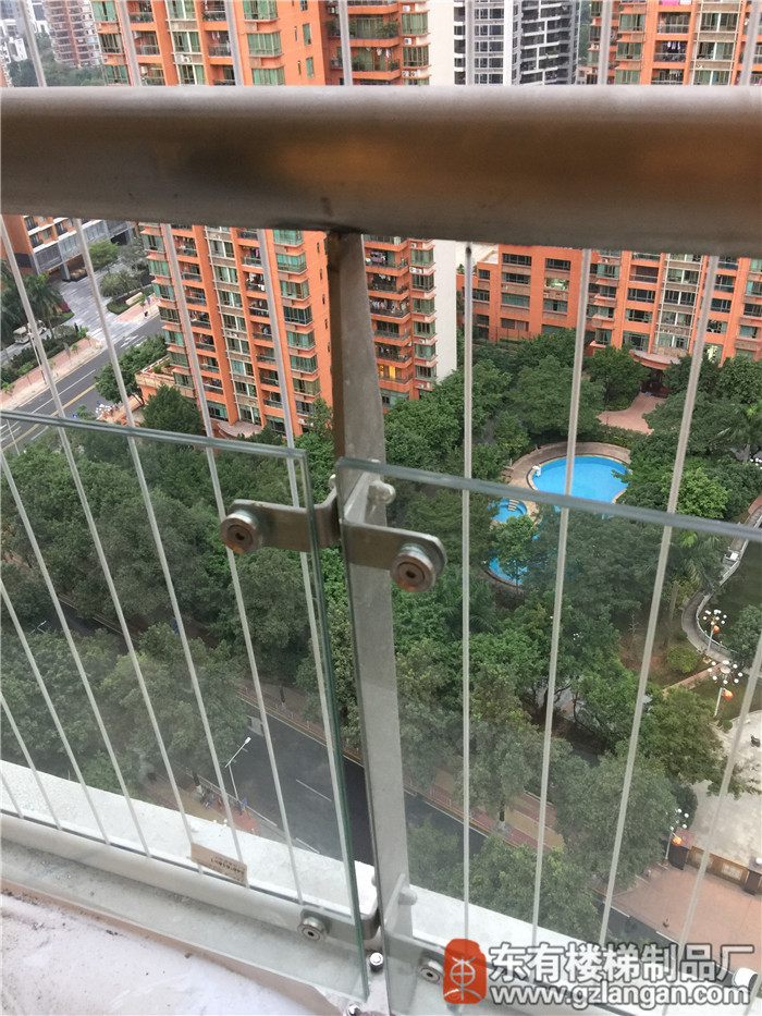 海濱花園陽臺欄桿安裝玻璃完成8