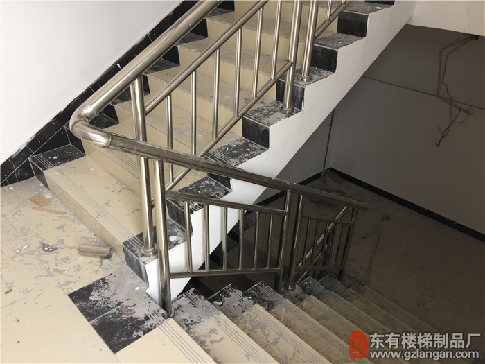 恒泰匯不銹鋼樓梯扶手安裝完成1