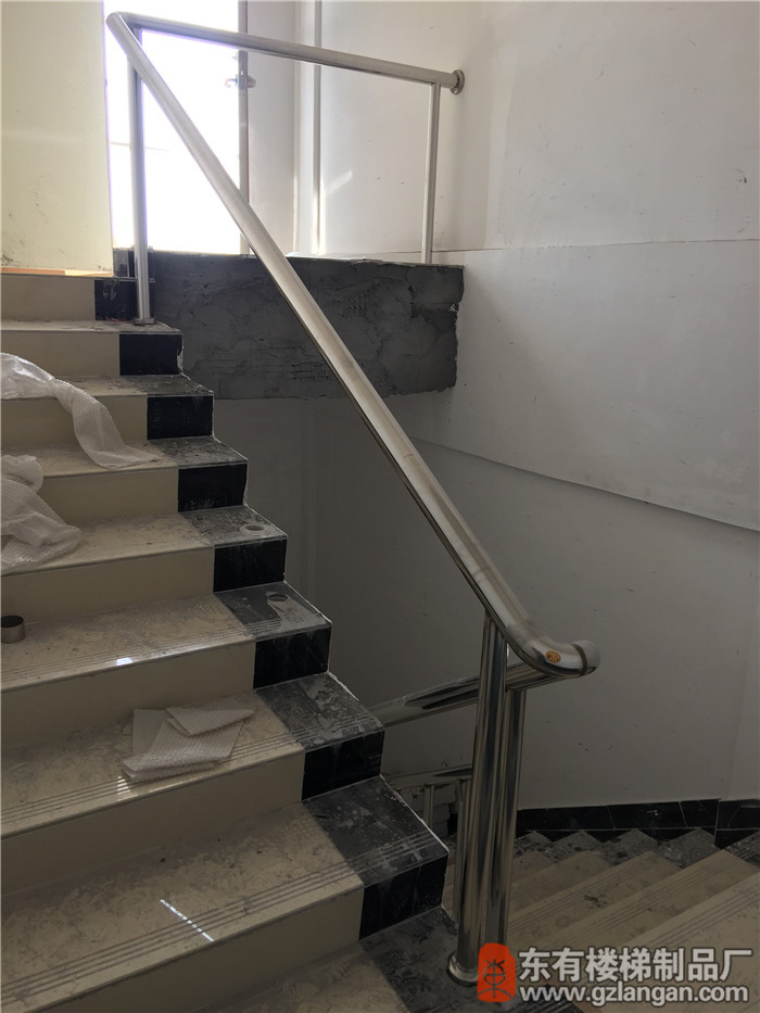 恒泰匯不銹鋼樓梯扶手安裝中3