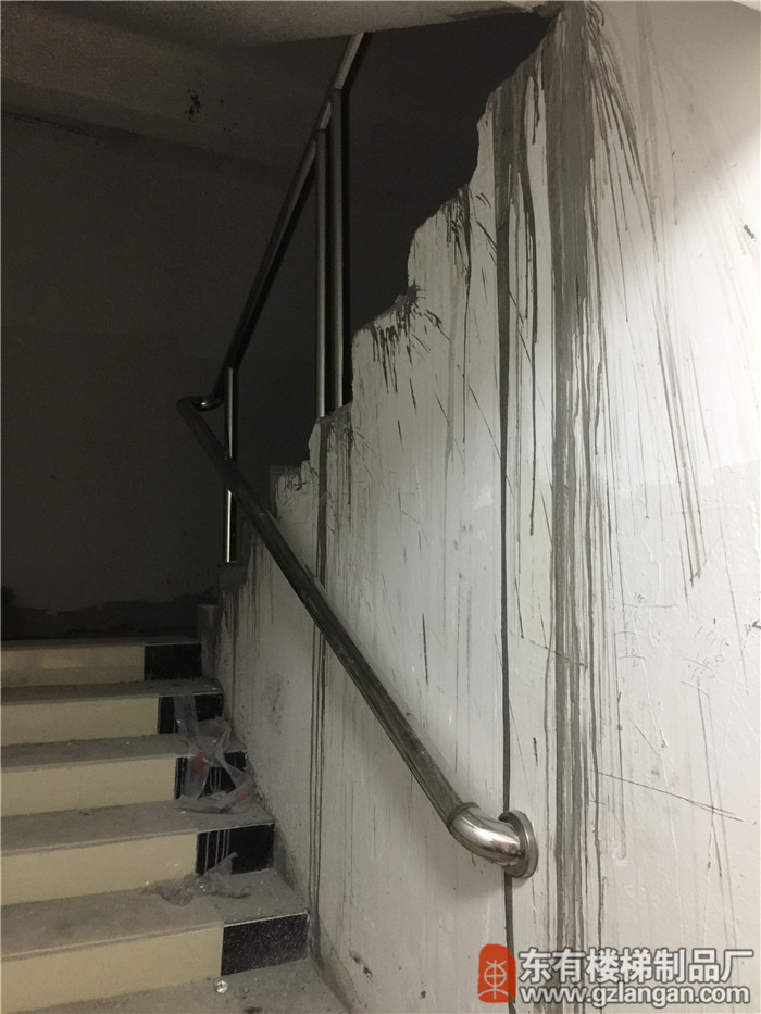 恒泰匯不銹鋼樓梯扶手安裝中1