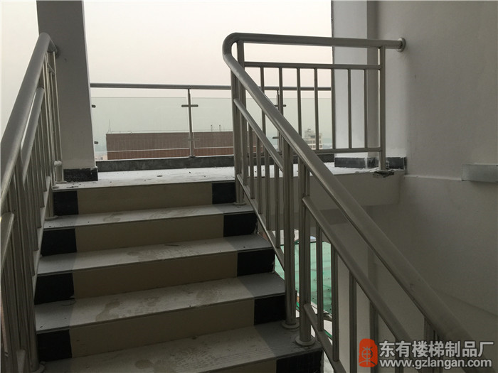 恒泰匯不銹鋼樓梯扶手安裝完成2