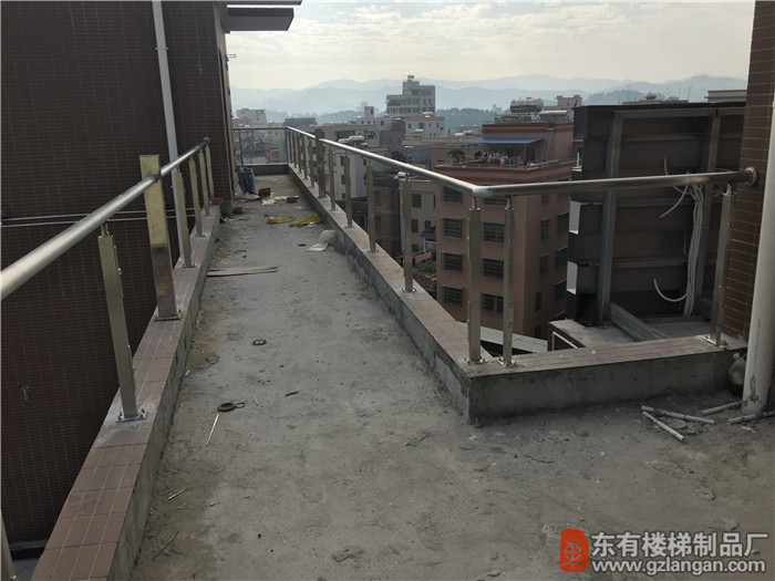 恒泰匯天面停車場玻璃不銹鋼欄桿不銹鋼立柱安裝完成1