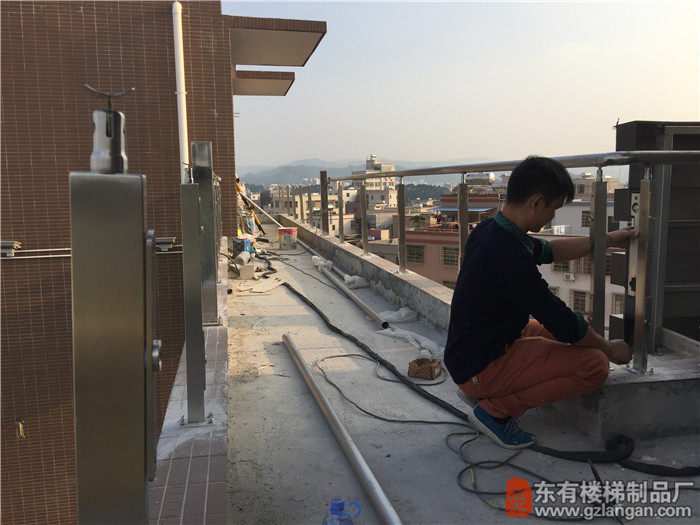 恒泰匯天面停車場玻璃不銹鋼欄桿不銹鋼立柱安裝3