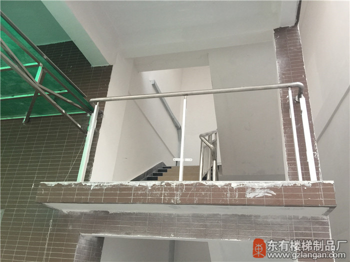 恒泰匯天面停車場玻璃不銹鋼欄桿不銹鋼立柱安裝完成2