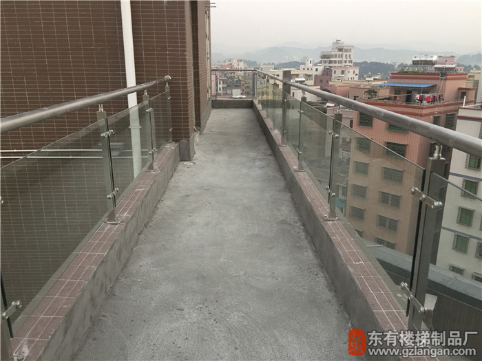 恒泰匯天面停車場玻璃不銹鋼欄桿玻璃安裝2
