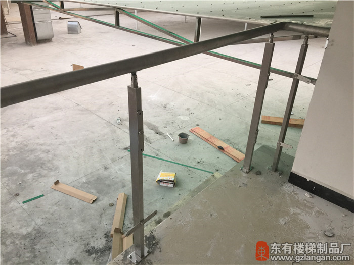 恒泰匯天面停車場玻璃不銹鋼欄桿不銹鋼立柱安裝完成3