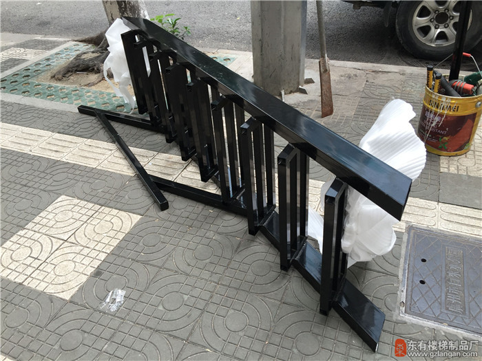 北京路住宅不銹鋼爬梯上漆1