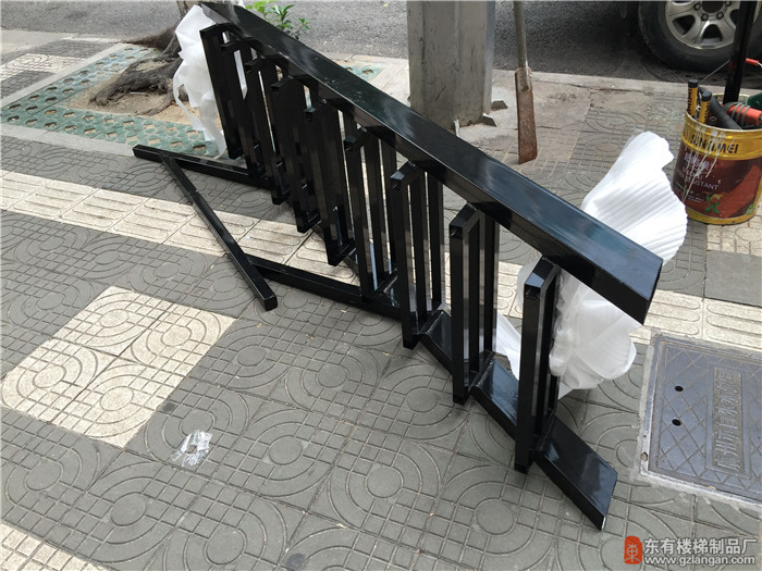 北京路住宅不銹鋼爬梯上漆3