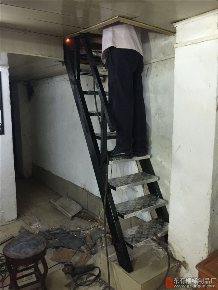 北京路住宅不銹鋼爬梯安裝2