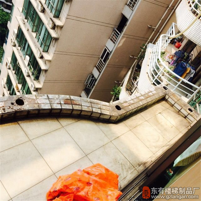 光大花園陽臺護欄舊欄桿拆除1