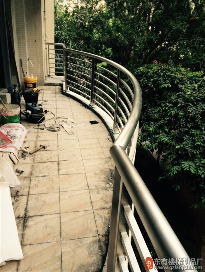光大花園陽臺護欄換成不銹鋼護欄后3