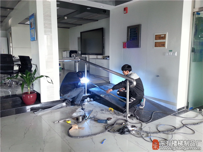 地震局走道不銹鋼欄桿施工前3