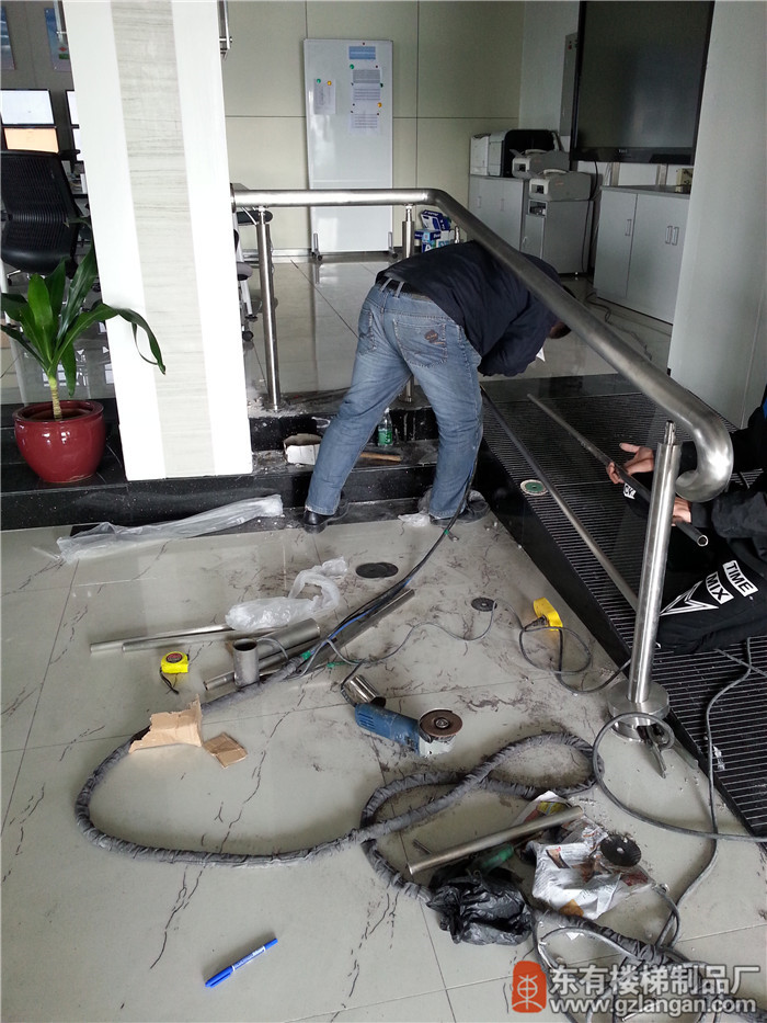 地震局走道不銹鋼欄桿施工前4