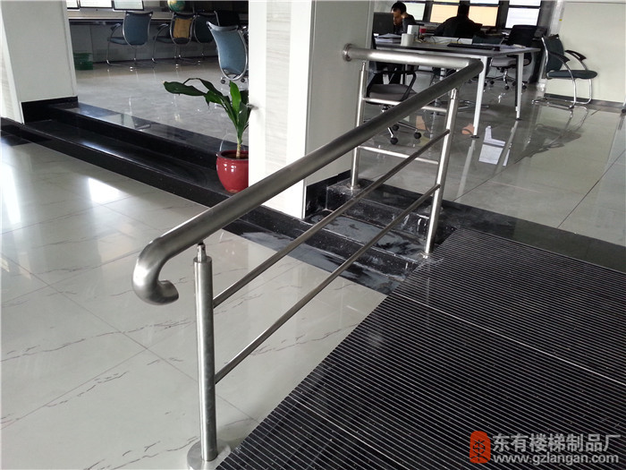 地震局走道不銹鋼欄桿施工后1