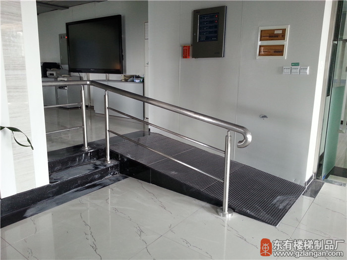 地震局走道不銹鋼欄桿施工后3