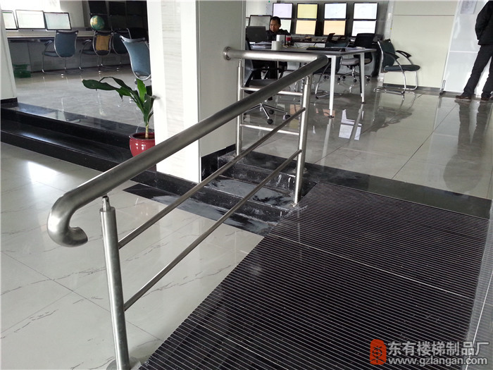 地震局走道不銹鋼欄桿施工后4