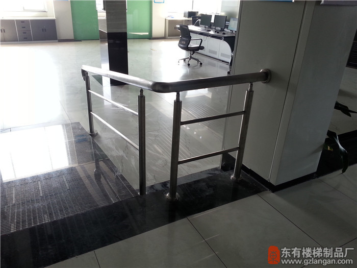地震局走道不銹鋼欄桿施工后5