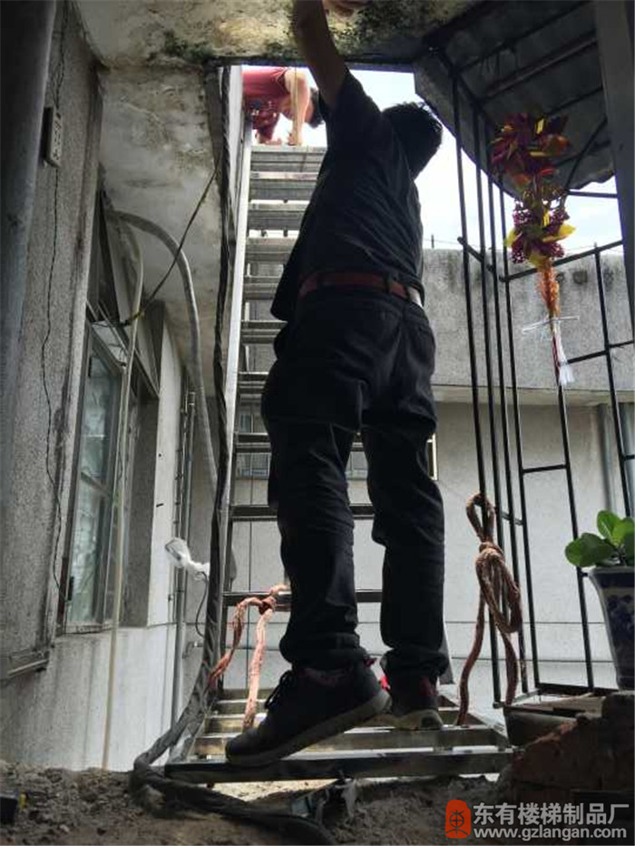 不銹鋼梯吊裝2