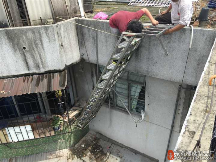 不銹鋼梯吊裝7