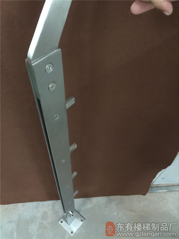 實心單扁不銹鋼穿管欄桿立柱DIY-006實拍45度角