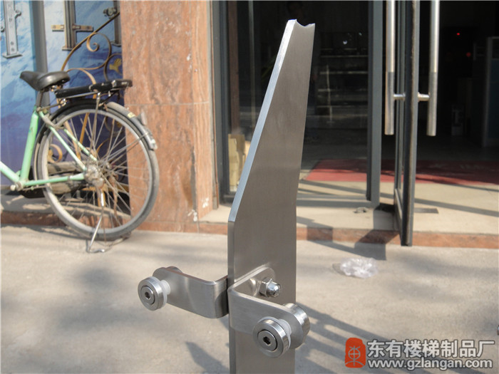 不銹鋼單板玻璃立柱3